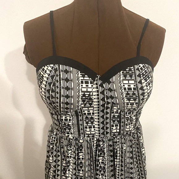 🖤🤍JOLIE🖤🤍Black and white pattern sleeveless pattern dress. Size 10.Like new. - Picture 2 of 15